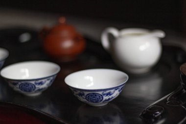 Çay seremonisi. Çayın hazırlanması için ayarlandı