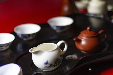 Çay seremonisi. Çayın hazırlanması için ayarlandı