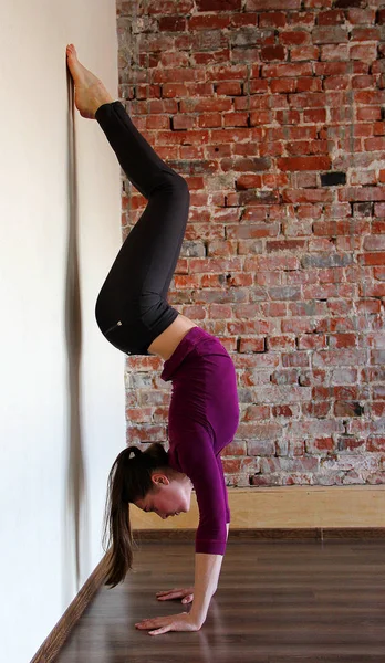 Gadis Cantik Dengan Rambut Hitam Berlatih Yoga Aula — Stok Foto