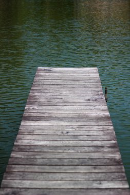 Yazın sazlıklarda balık tutmak için tahta köprü. Nehirde