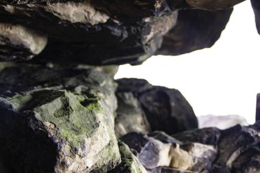 Işığın içinden geçtiği dar bir boşluk. Mağara duvarının ilginç desenleri var.