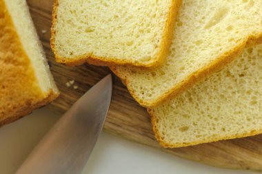 Kesme tahtasındaki ekmekli kompozisyon, yakın plan. Metin için boşluk