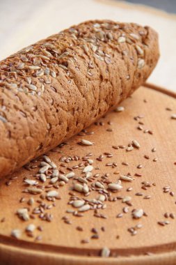 Kesme tahtasındaki ekmekli kompozisyon, yakın plan. Metin için boşluk