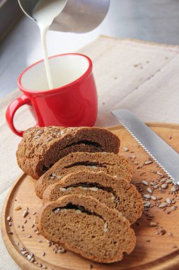 Kesme tahtasındaki ekmekli kompozisyon, yakın plan. Metin için boşluk