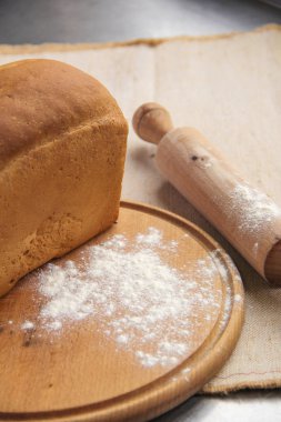 Kesme tahtasındaki ekmekli kompozisyon, yakın plan. Metin için boşluk