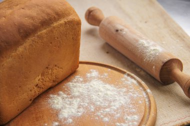 Kesme tahtasındaki ekmekli kompozisyon, yakın plan. Metin için boşluk