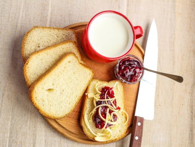 Kesme tahtasındaki ekmekli kompozisyon, yakın plan. Metin için boşluk