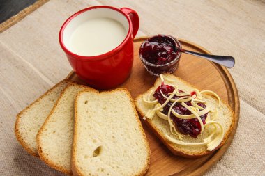 Kesme tahtasındaki ekmekli kompozisyon, yakın plan. Metin için boşluk