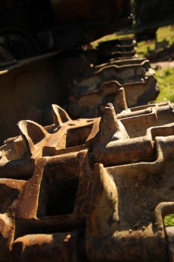 Eski bir tankın tekerlekleri ve izleri. Herhangi bir amaç için