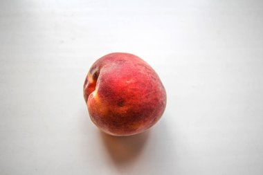 Beyaz izole şeftali. Tam alan derinliği. :