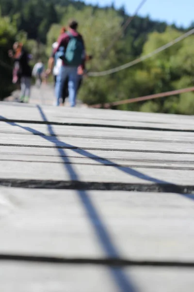 Puente Colgante Cuerda Madera Para Caminar Cruzando Río — Foto de Stock