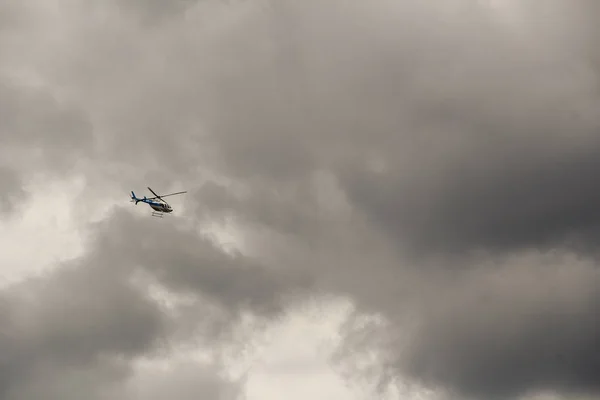 Helicóptero Nas Nuvens Sobe Rapidamente — Fotografia de Stock