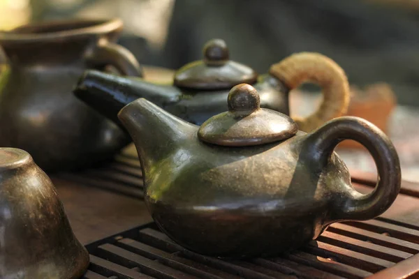 茶壶和碗 中国茶放在木制桌子上 采购产品饮料 — 图库照片