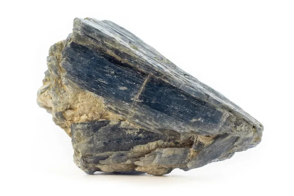 Roccia di minerale di cianite proveniente dal Brasile isolata su fondo bianco puro . — Foto Stock