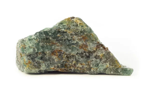 純粋な白色の背景に隔離されたマダガスカルからの緑泥石鉱物の岩. — ストック写真