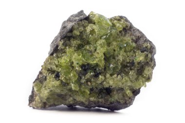 Peridot olivin mineralli kaya saf beyaz arka planda izole edilmiştir..