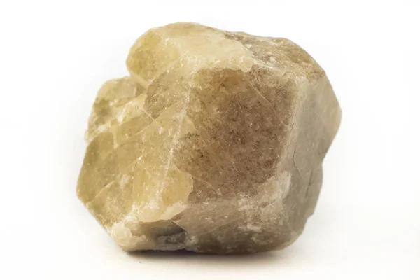 순수 한 흰색 바탕에 브라질에서 발견 된 이달성 광물의 암석. — 스톡 사진