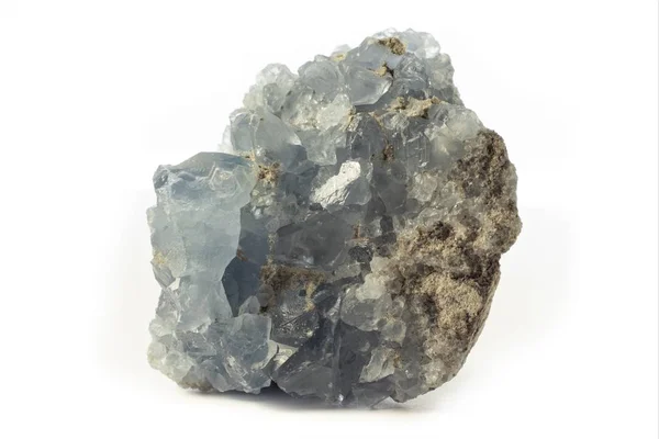 마다가스카르에서 발견 된 푸른 셀레스트 광물질의 암석은 순수 한 흰색 바탕에 분리되어 있다 — 스톡 사진