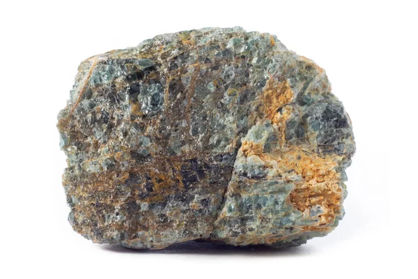 Meksika 'dan gelen apatit minerali kayası saf beyaz arka planda izole edilmiş.. — Stok fotoğraf