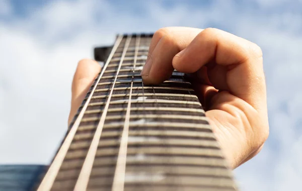 Close-up of a male hand playing electric guitarSelective focus on the fingers. — Stock Photo, Image