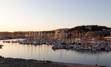 Barcelona, El Maresme sahilindeki Arenys de Mar limanının güzel panoramisi.