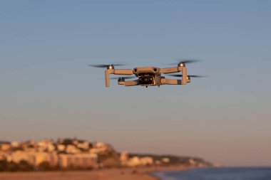 Dji mavic mini gün batımında sahile yakın uçuyor..