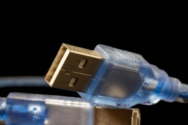 Logolu mavi bir kablonun USB fişi. Standart tip A erkek konnektörü siyah üzerine izole edildi.