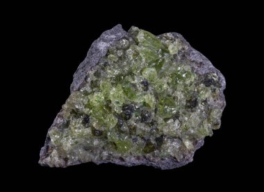 Peridot olivin mineralli kaya saf siyah bir zemin üzerinde izole edilmiştir.