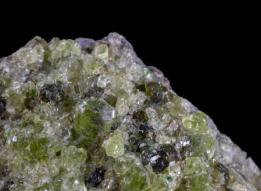 Olivine peridot uç makro yakın plan siyah arkaplan karşı.