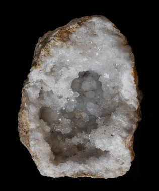 Siyah arkaplanda izole edilmiş kuvars jeotunu temizle