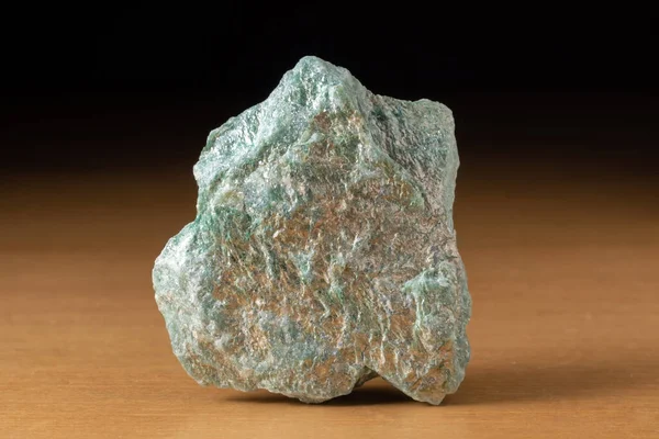 Roca Mineral Fuchsite Brasil Sobre Una Mesa Madera — Foto de Stock