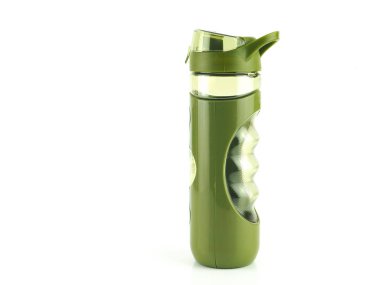 Plastik spor şişesi. Beyaz arka planda yeşil renk.