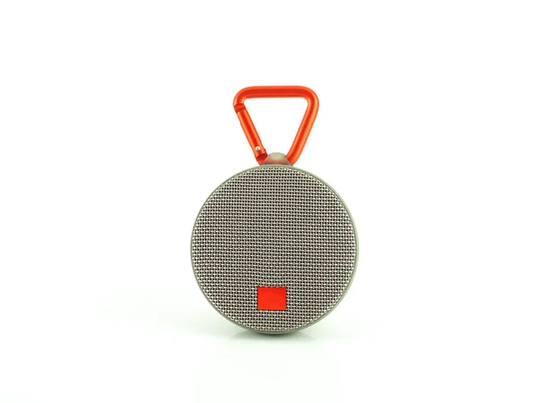  Beyaz arka plan üzerinde taşınabilir Bluetooth sözcü izole. 