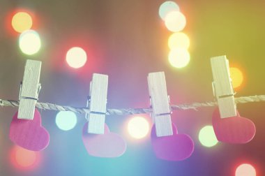 ip ile bulanıklık bokeh arka plan üzerinde tutan kalp