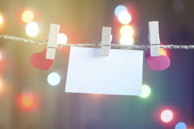 ipe için hediye holding kağıt ve bokeh arka plan ile bir deyişle yazmak