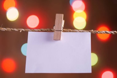 ipe için hediye holding kağıt ve bokeh arka plan ile bir deyişle yazmak