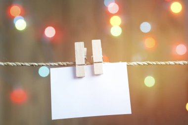 ipe için hediye holding kağıt ve bokeh arka plan ile bir deyişle yazmak