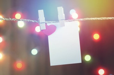 ipe için hediye holding kağıt ve bokeh arka plan ile bir deyişle yazmak