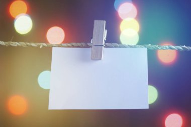 ipe için hediye holding kağıt ve bokeh arka plan ile bir deyişle yazmak