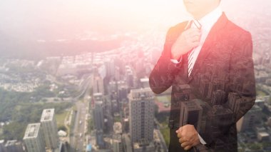 zeki ve yakışıklı duran çift pozlama işadamı