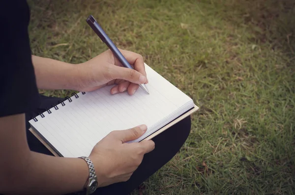 La mano di ragazza che scrive su diario a archivato — Foto Stock