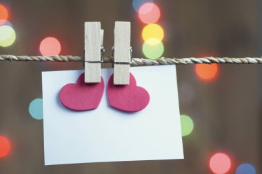 ipe için hediye holding kağıt ve bokeh arka plan ile bir deyişle yazmak