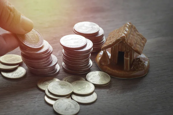 桩的硬币和回家，在住房金融帐户、 买、 卖家在木桌上的概念 — 图库照片