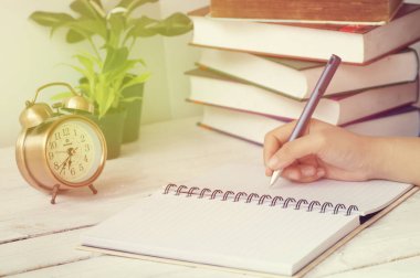 iş kadın kağıt para sikke ve Resepsiyon hesap makinesi ile