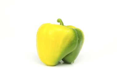 Beyaz arka plan üzerinde izole sarı tatlı biber