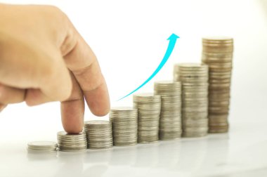 Beyaz arka plan üzerinde izole sikkeler üzerinde parmak yürüme adım adım