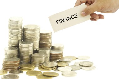 Finans kağıt ile tutan el sikkeleri yığılmış 