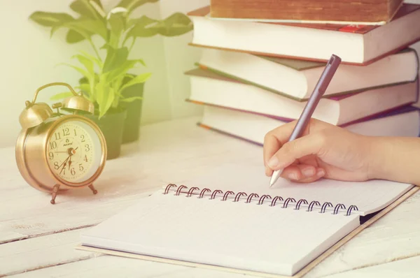 Zakelijke vrouwen schrijfpapier met geld munt en Rekenmachine op Bureau — Stockfoto