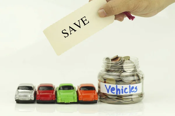 Hand halten Zeichen des Sparens auf Glas Geld und Auto, Konzept in sparen, Pflege und Versicherung — Stockfoto