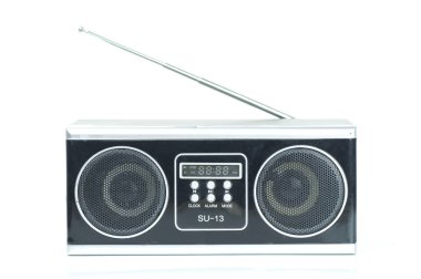 Beyaz arka plan üzerinde izole radyo ve usb çalar